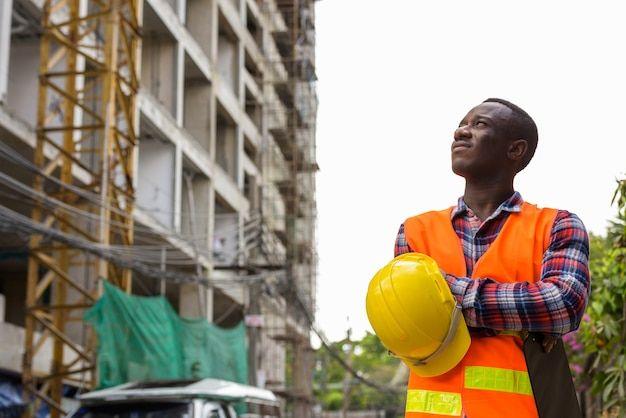 Professionnel InvestLinks sur un chantier en Côte d'Ivoire